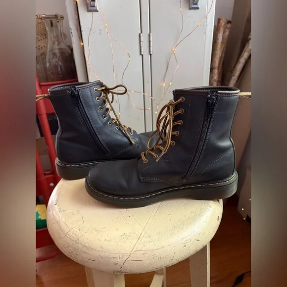 Dr. Martens 1460 8-Eye Boot - Big Kid 5M - Picture 4 of 16